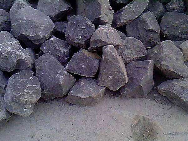 玄武巖加工常用到什么設(shè)備——玄武巖破碎機+玄武巖制砂機