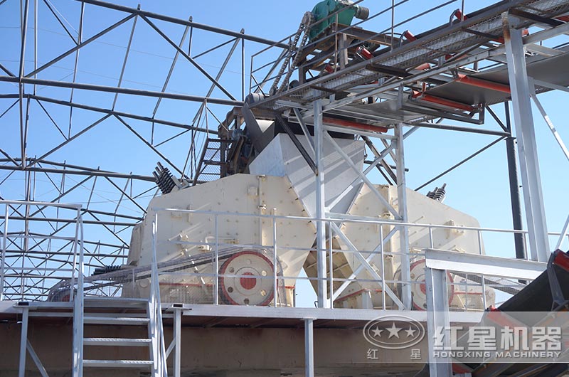 山東客戶兩臺1315反擊破碎機(jī)工作現(xiàn)場