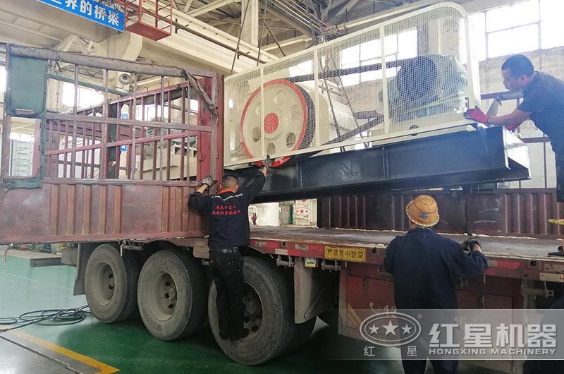 雙輥式破碎機裝車準備發(fā)貨