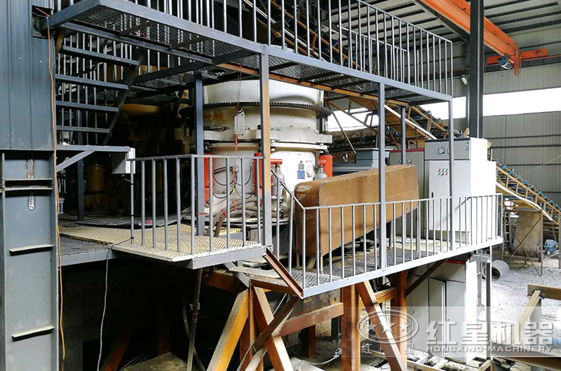 大型圓錐破碎機(jī)工作現(xiàn)場圖片 大型圓錐破碎機(jī)工作現(xiàn)場圖片