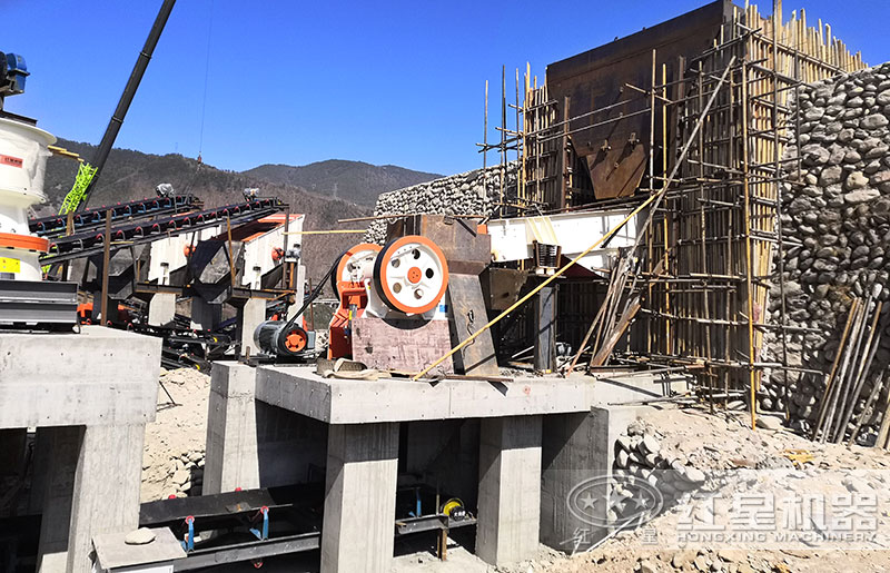 石子破碎機一臺多少錢？時產(chǎn)量100噸左右