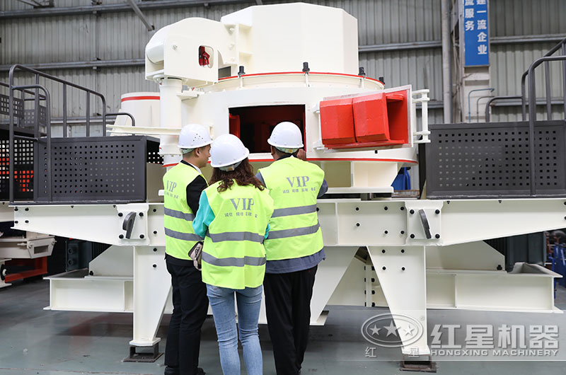 經(jīng)理陪同客戶到車(chē)間考察