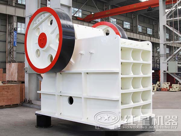 鄂式破碎機(jī)的潤(rùn)滑保養(yǎng)及破碎生產(chǎn)現(xiàn)場(chǎng)視頻