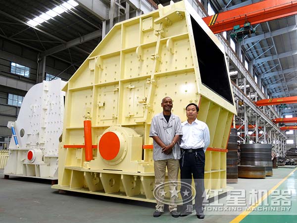 PF反擊式破碎機側(cè)面