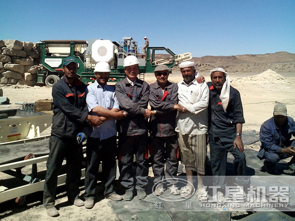 移動(dòng)碎石機(jī)生產(chǎn)現(xiàn)場(chǎng)客戶(hù)留影