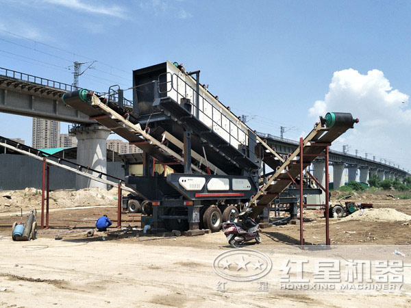 作業(yè)中的新型車(chē)載碎石機(jī)