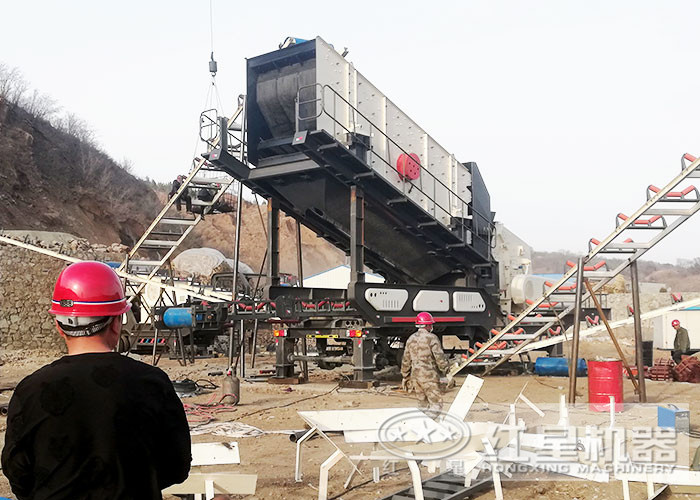 再硬的石頭，在這臺(tái)流動(dòng)碎石機(jī)下也變成了規(guī)整的石子