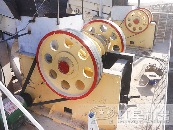 顎式石子磕石機的價格及產(chǎn)量是多少？