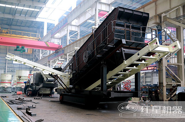 紅星移動(dòng)鄂式磕石機(jī)生產(chǎn)車(chē)間