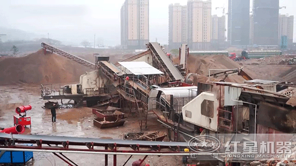 配有除塵設(shè)備的小型移動軋石機破碎現(xiàn)場