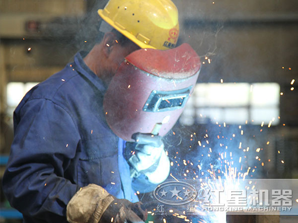 反擊破碎機(jī)生產(chǎn)車間