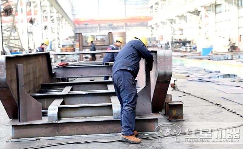 紅星青石移動(dòng)磕石機(jī)生產(chǎn)車間