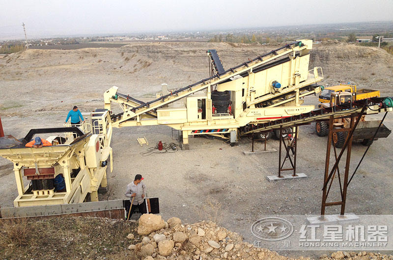 移動(dòng)磕石加工現(xiàn)場(chǎng)