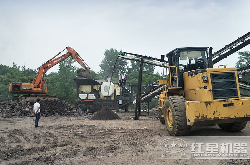 移動式煤炭粉碎機碎煤加工現(xiàn)場