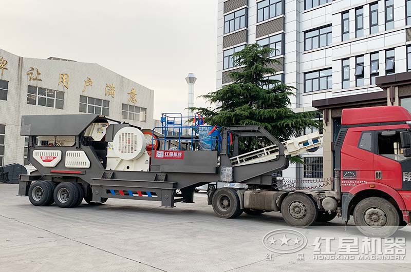 掛上車頭前往建渣粉碎場(chǎng)地