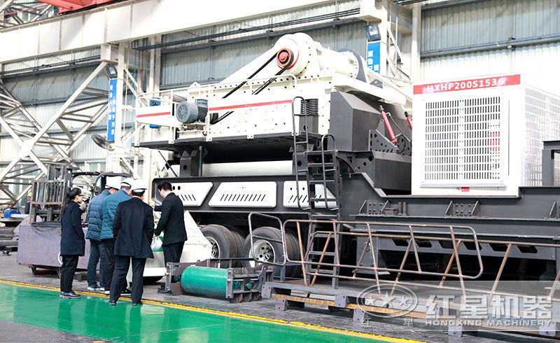 用戶來(lái)紅星機(jī)器考察柴油破碎機(jī)
