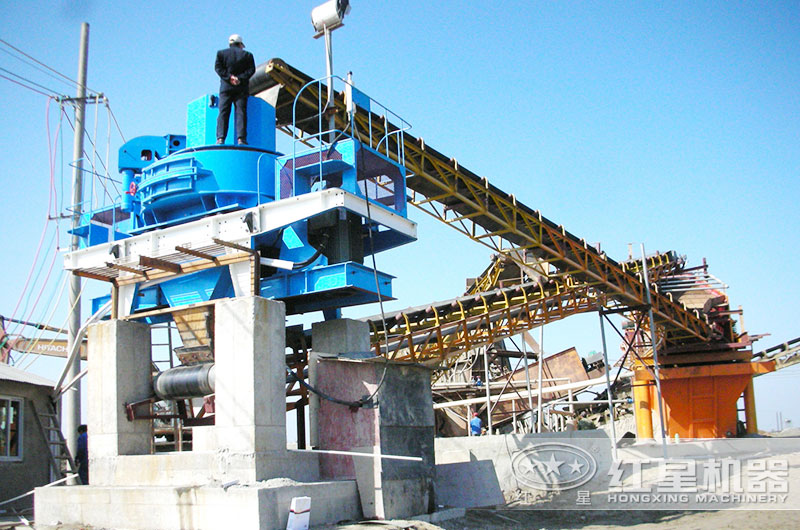 能把石頭打成沙子的機器多少錢，可以過環(huán)保嗎？