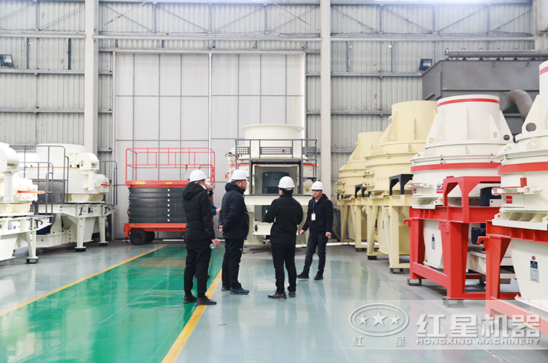 用戶來(lái)廠考察花崗巖粉碎設(shè)備