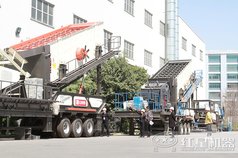 客戶來廠參觀移動砂石分離機(jī)