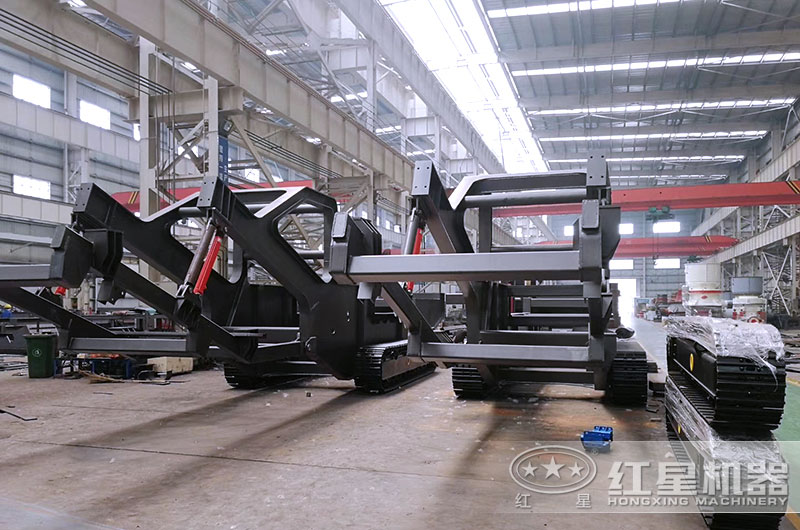 履帶式移動粉石子機(jī)生產(chǎn)車間