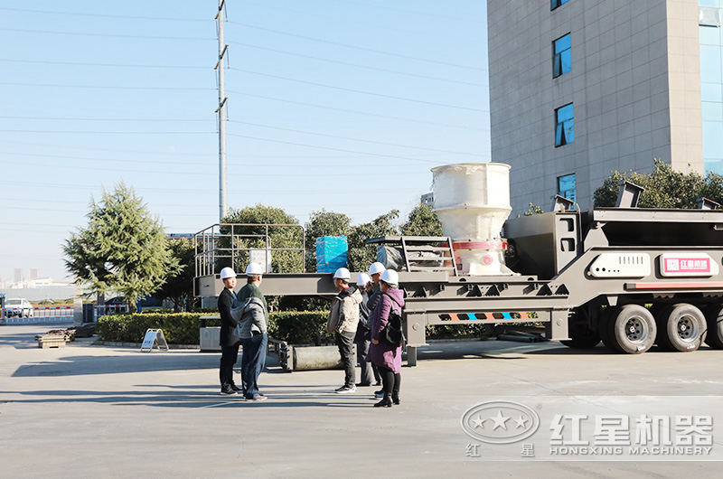 浙江嘉興用戶來(lái)廠考察環(huán)保移動(dòng)石子破碎機(jī)