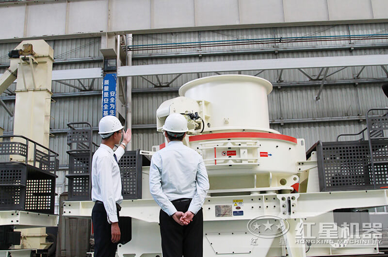 技術(shù)經(jīng)理陪同來(lái)廠用戶參觀考察設(shè)備