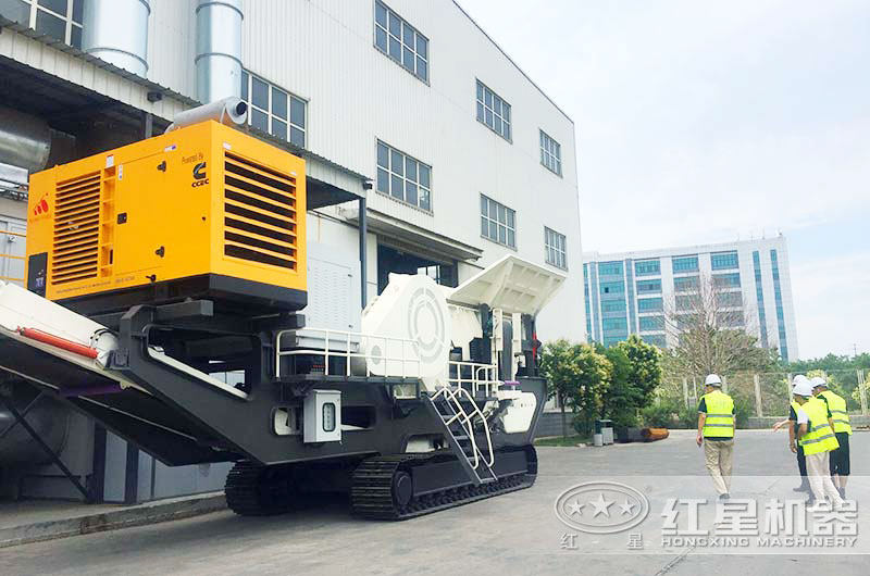 用戶來直銷型廠家紅星機(jī)器考察流動煤炭粉碎機(jī)設(shè)備