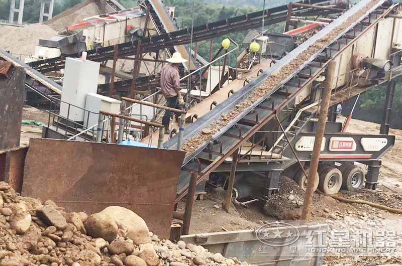 移動(dòng)打砂設(shè)備生產(chǎn)鵝卵石砂現(xiàn)場