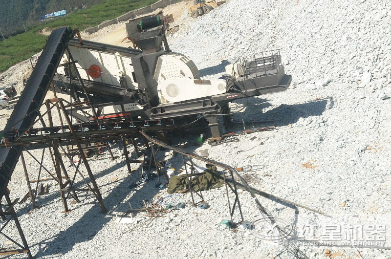 單機(jī)移動(dòng)重錘破碎機(jī)處理建筑垃圾現(xiàn)場