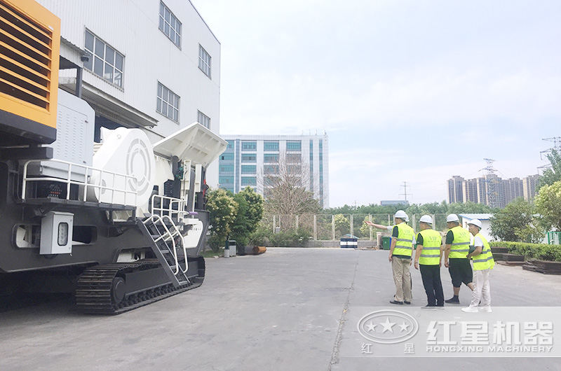 用戶來(lái)廠參觀考察環(huán)保全自動(dòng)石英砂加工生產(chǎn)設(shè)備