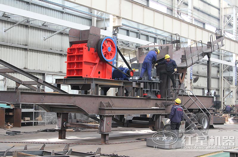 四合一移動石子碎石機生產(chǎn)車間