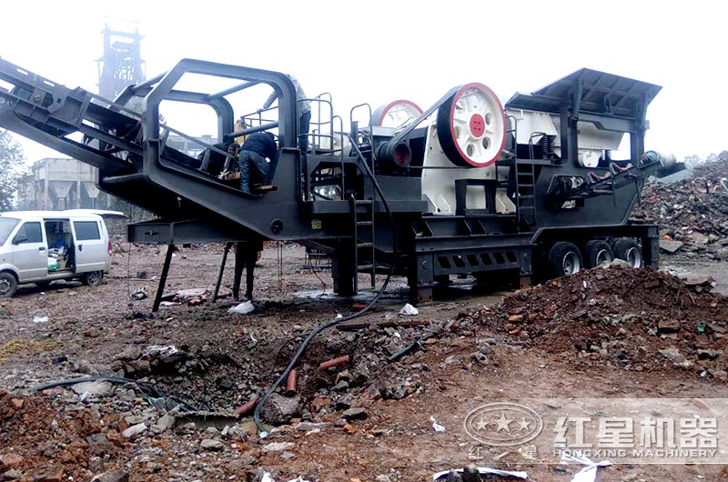 移動(dòng)顎式破碎機(jī)處理建筑垃圾現(xiàn)場
