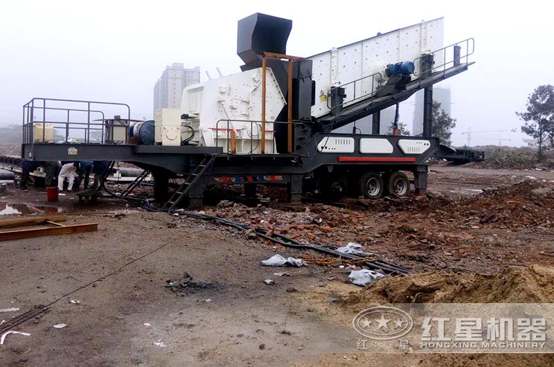 移動(dòng)反擊破碎機(jī)處理建筑垃圾現(xiàn)場