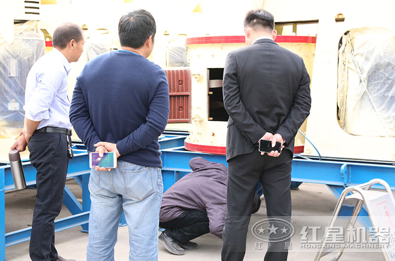 客戶來廠考察立軸復(fù)合破制砂機(jī)