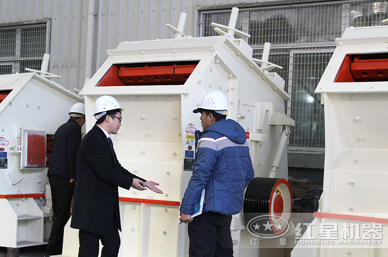 客戶來(lái)廠考察硬巖反擊破設(shè)備