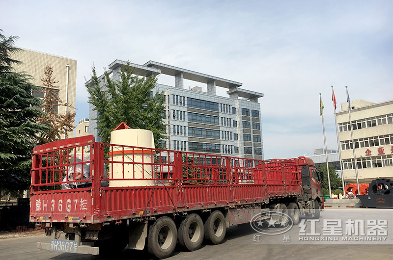 客戶(hù)復(fù)合式破碎機(jī)發(fā)貨現(xiàn)場(chǎng)